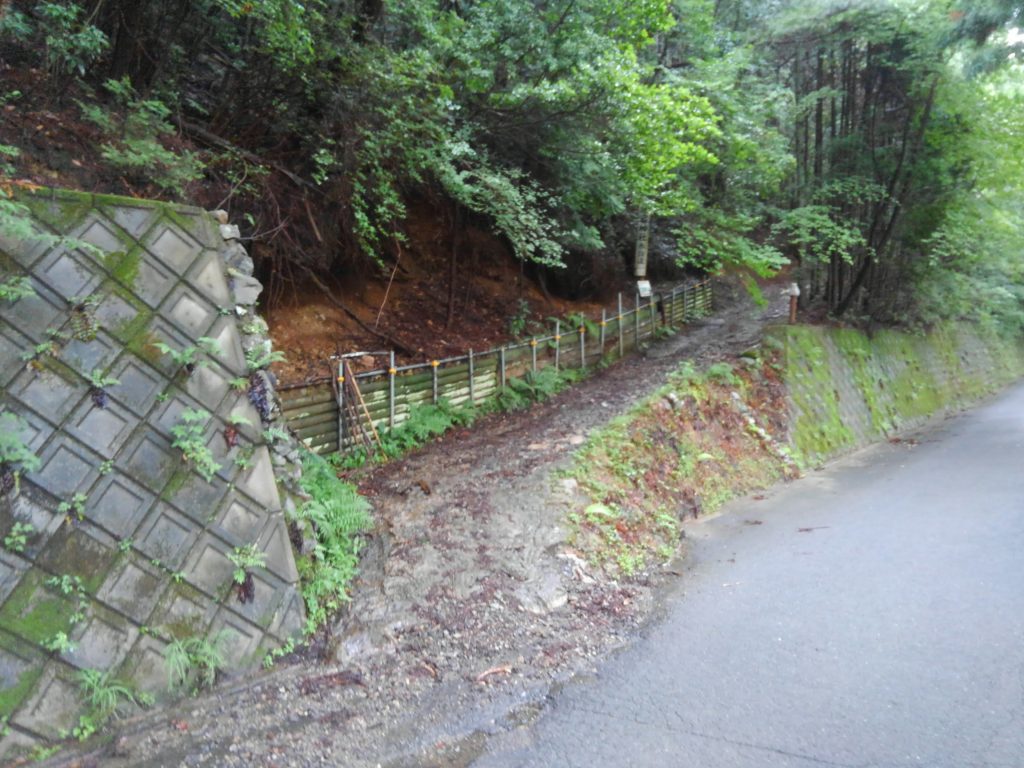 愛宕山への裏参道。一般車の進入は禁止です。少し上がったところに物資運搬用のジムニーが停められています。