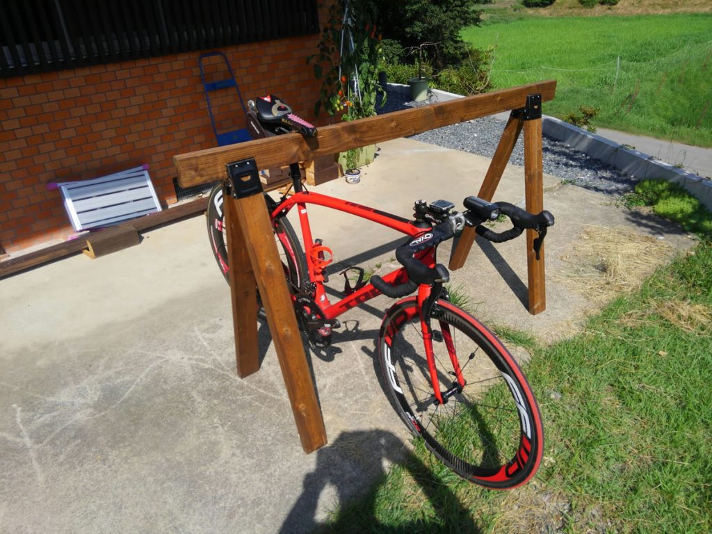 木製自転車ラック。サドルを引っ掛けるだけで簡単に自転車を停められます。