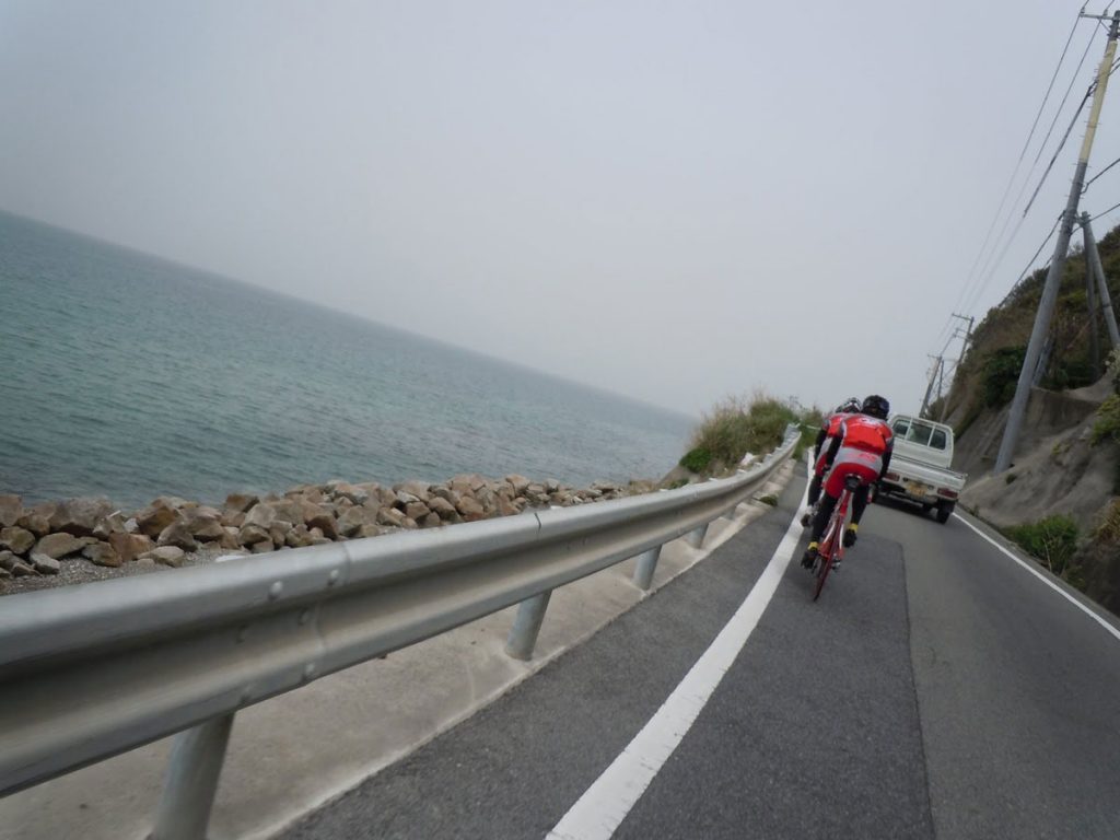 チームで淡路島1周したときの様子。海沿いの細い道で車と接近しながら走ることになります。