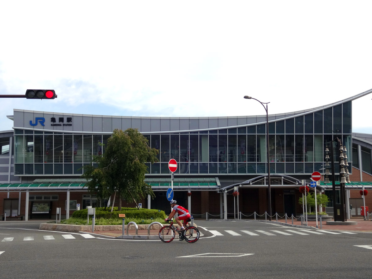 今回のサイクリングコースの起点となる亀岡駅。2回部分に観光協会があります。