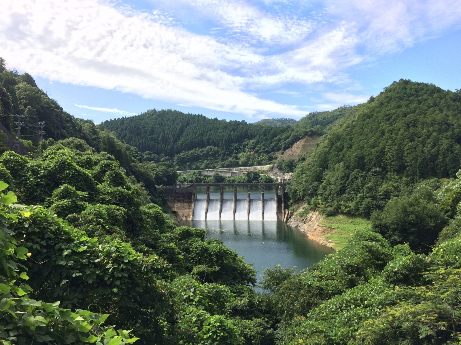 日吉ダムの最奥にある世木ダム。昭和初期に建造され、日吉ダム完成後8割が水没しているが今も健気に発電を続ける長寿ダム。