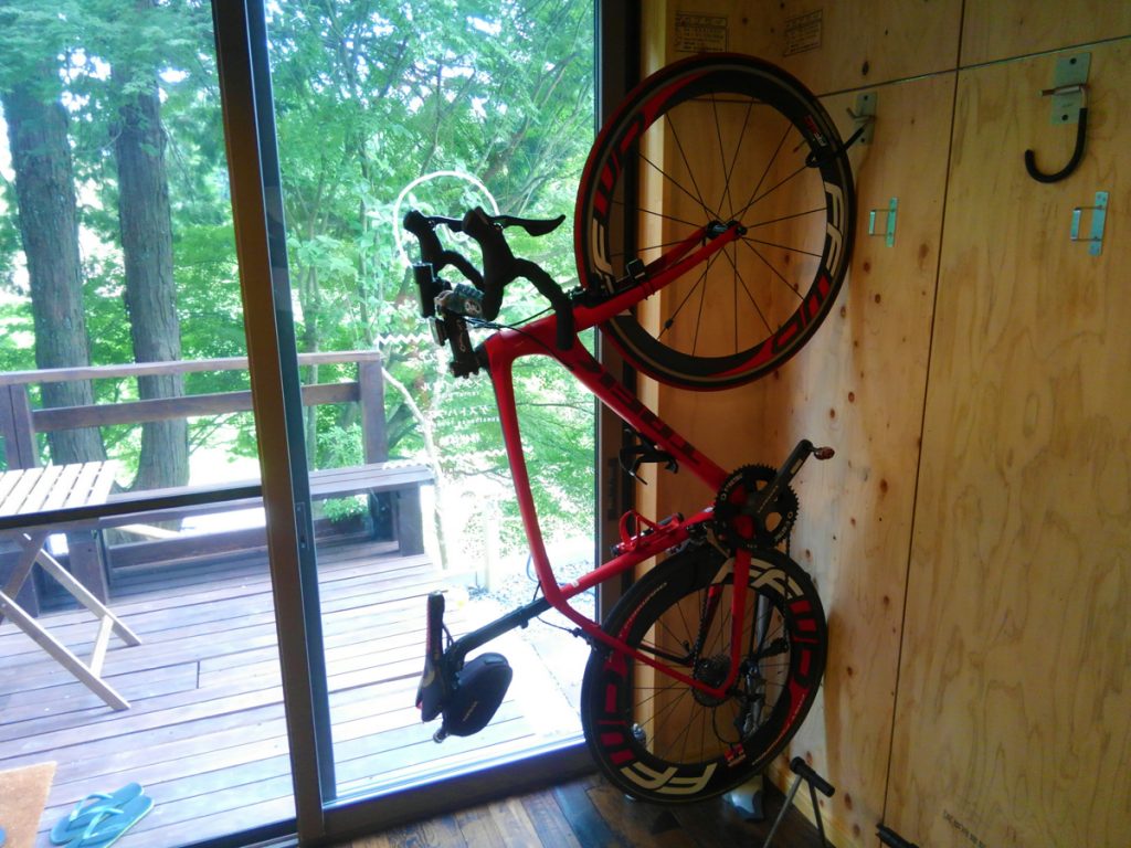 壁掛け自転車ラック。自転車を縦にかけるタイプで省スペースです。