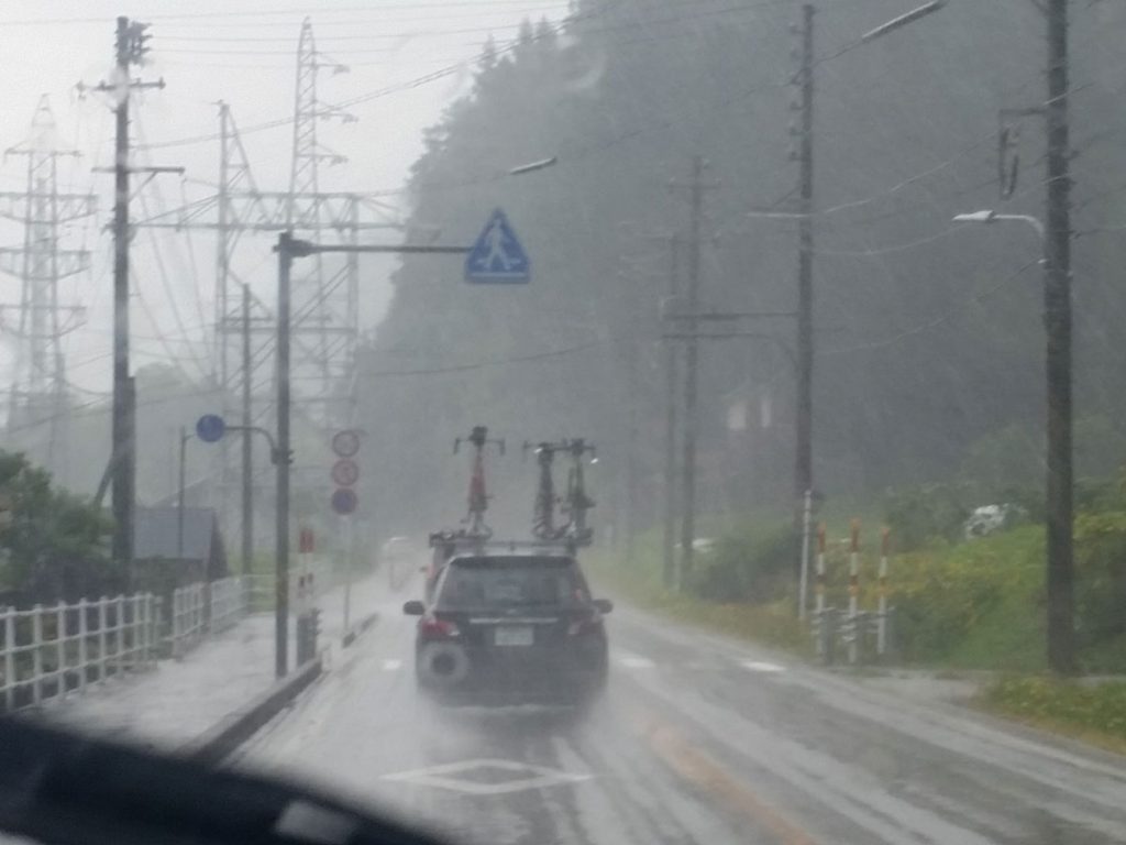 乗鞍に向かう岐阜県側の峠ですでに豪雨。