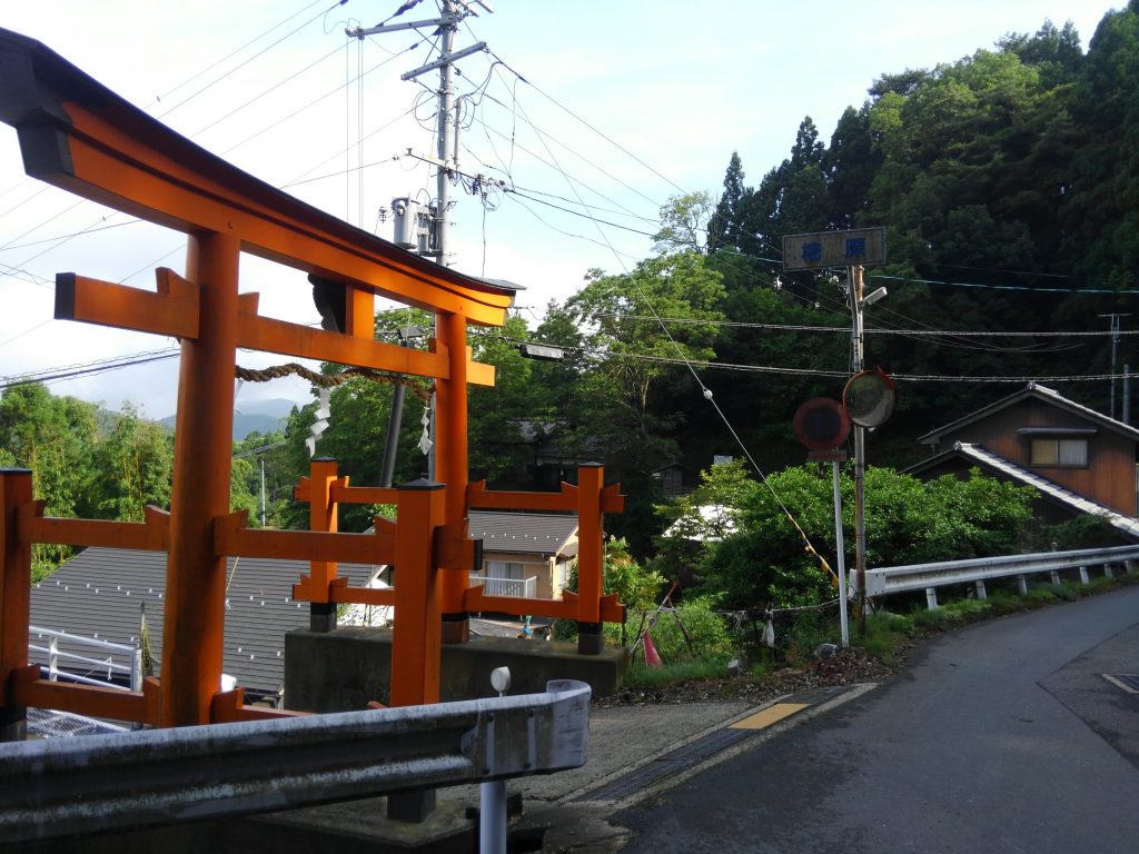 愛宕神社鳥居。棚田を見下ろす場所に立っています。