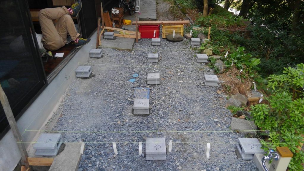 コンクリートブロックを並べて土台を作成していきます。
